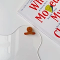 Detalle de mini pinza para el pelo en acetato ámbar con texto de France Handmade - Mármol Marrón Leche