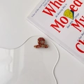 Primer plano de una mini pinza para el pelo con efecto mármol en placa decorativa - Mármol Verde Menta Marrón