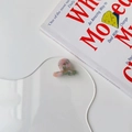 Detalle de pinza para el pelo de acetato marmoleado sobre tabla transparente con libro - Mármol Rosa Verde