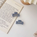 Petite pince à cheveux géométrique bleu-gris mat pour franges ou demi-coiffures. - Carré Bleu