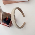 Detail of cross-woven sponge headband with beige fabric and non-slip inner lining - Grid Headband-Rice Coffee