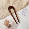 Detail van amberkleurige schildpad U-vormige haarspeld met gouden Creation France tekst - Acetaat / Blauw-Bruin