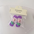 Dettaglio di fermagli viola con fiori in resina rosa in confezione fatta a mano - Stile Doppio / Viola