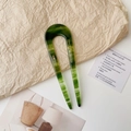 Detailopname van de U-vormige haarspeld in marmergroen acetaat met gouden logo-opdruk - Acetaat / Groen