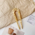 Close-up van moderne U-vormige haarpin van acetaat met een beige marmerpatroon textuur - Acetaat / Crème Beige