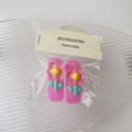 Dettaglio di fermagli per capelli a fiore rosa con petali 3D su scheda e vassoio - Stile Doppio / Rosa