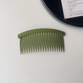 Détail macro du peigne à cheveux vert olive mat avec dents incurvées lisses - Vert Armée