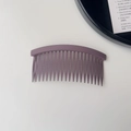 Détail d'un peigne à cheveux violet mat antidérapant avec un design incurvé ergonomique - Violet