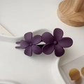 Détail de la pince à cheveux fleurs violettes mates sur un plateau en céramique - Violet à Fleurs