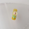 Detail einer gelben Haarspange aus Harz mit 3D-Blumenmuster und rosa Akzenten - Einzelstil / Gelb