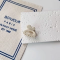 Detail der cremefarbenen Mini-Haarklammer mit Barrette La France Text im franz Stil - Creme