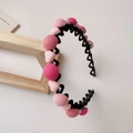 Dettaglio di ornamenti a cuore e perle rosa su un cerchietto ondulato antiscivolo - Rosa Cerchietto Tondo