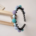 Dettaglio della fascia telescopica regolabile con bottoni colorati in maglia macaron - Viola Taro Cerchietto Tondo
