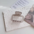 Detalle de pinza para el pelo mate translúcida con diseño rectangular hueco - Gris