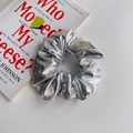 Nahaufnahme von silbernem Haargummi mit glänzender Metalloptik und plissiertem Stoffdesign - Silber Groß