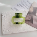 Detalle de una pinza para el pelo cuadrada verde hierba con textura de mármol - Verde