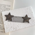 Dettaglio del pettine per capelli nero a onde con stelle decorate in strass lucidi - Stella Nera