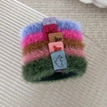 Détail de cinq chouchous en peluche colorés avec des étiquettes à motifs marins - Style de Couleur Foncée (24227B)