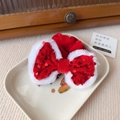 Detail eines roten Samt-Weihnachtshaargummis mit Pailletten und weißem Pelzbesatz - Schleife