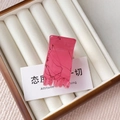 Detalle de pinza para el cabello rosa mate con textura de mármol en caja de regalo - Rosa - Textura Negra