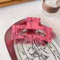 Dettaglio della pinza per capelli rosa opaco con motivi neri su vassoio d'argento - Pinza Quadrata Grande - Rosso Anguria