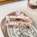 Dettaglio della pinza per capelli rosa opaco con macchie d'inchiostro nero su vassoio argento - Pinza Quadrata Grande - Rosa Chiaro