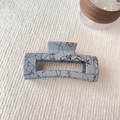 Vista macro di una grande pinza per capelli quadrata blu chiaro da 12,5 cm con motivi neri - Pinza Quadrata Piccola - Grigio