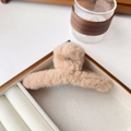 Dettaglio di una pinza per capelli in morbido peluche beige su sfondo estetico - Piccolo 12cm / Cachi
