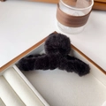 Dettaglio di una morbida pinza per capelli in peluche nera in un elegante portagioie in legno - Piccolo 12cm / Nero