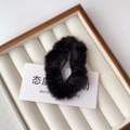 Gros plan sur la barrette en peluche noire avec texture douce en fausse fourrure - Cloud-Black