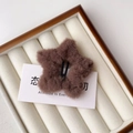 Dettaglio di un fermaglio per capelli a stella in peluche marrone in un portagioie - Marrone Stella