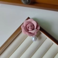 Detalle del clip de pelo de camelia en tela rosa con una gran perla blanca - Rosa