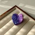 Dettaglio del fermaglio a cuore per capelli con sfumatura viola e pois bianchi - Cuore a Spruzzo (Viola) / Sfumato Viola