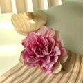 Detailansicht der französischen Vintage-Pfingstrose Haarspange mit rosa Farbverlauf - Entenschnabel-Haarclips / Lila Pfingstrose Blume