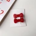 Détail des barrettes nœuds en acétate rouge avec inscription dorée sur carte de support - Rouge