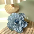 Detailaufnahme der französischen blauen Pfingstrosen-Haarklammer mit zarten Seidenblütenblättern - Entenschnabel-Haarclips / Blaue Pfingstrose
