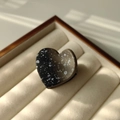 Dettaglio del fermaglio per capelli a cuore sfumato con trama a macchie su sfondo di velluto - Cuore a Spruzzo (Nero Grigio) / Sfumato Nero Grigio