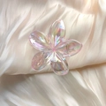 Detailansicht der rosa irisierenden Frangipani-Haarklammer mit goldenem Federmechanismus - Transparent Rosa Laser