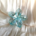 Eleganter irisierender hellblauer Frangipani Haarklammer mit buntem Aurora-Finish - Transparent Blau Laser