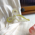 Dettaglio di un grande fermaglio per capelli a farfalla in resina verde lime - Verde Acqua e Giallo Chiaro (Gocciolamento d'Olio)
