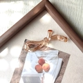 Barrette banane ambre en forme de nœud avec perles sur cadre en bois naturel - Champagne Gelée