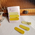 Details von matten gelben Haarklammern mit Farbverlauf, Smiley-Gesicht und Schriftzug - Lächeln Buchstabe Stil / Gelbes Smiley-Gesicht