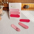 Dettaglio di fermagli per capelli rosa opaco con disegni Hello e Love in rilievo - Faccina Sorridente Rosa