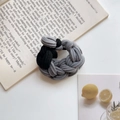 Nahaufnahme des dick geflochtenen elastischen Haargummis in Grau und Schwarz auf Hintergrund - Graue Serie (Verdickt)