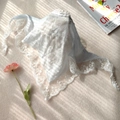 Écharpe triangle en dentelle blanche avec texture à volants et broderie florale - Bleu