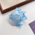 Détail du chouchou en organza bleu clair avec papillons en mesh 3D et petits strass - Papillon Bleu - Chouchou Bleu
