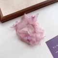 Detalle de coletero de organza rosa con mariposas 3D y pequeños diamantes de imitación - Mariposa Rosa - Coletero Rosa