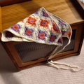 Bandana floral au crochet fait main avec motif granny square orange et violet - Foulard Triangle en Tricot Fleur Violet Orange