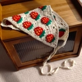 Foulard au crochet avec motif fraise en blanc crème avec des détails rouges - Foulard Triangle en Tricot Fraise Beige