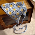 Bandana triangle au crochet bleu clair avec motifs marguerites et lanières - Bandana Triangle Tricot Marguerite Bleue
